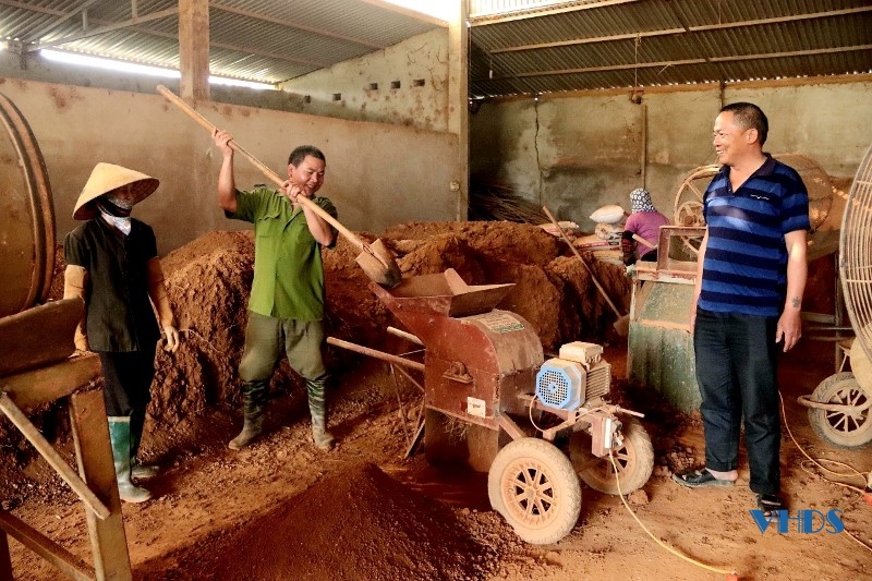 Anh Bùi Văn Toan (ngoài cùng bên phải) trò chuyện với người lao động tại cơ sở sản xuất mạ khay.